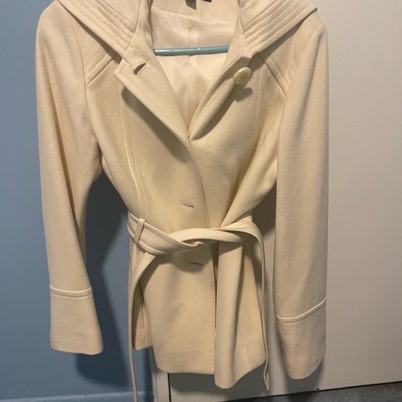 Preloved winter white jacket. - Picture 1 of 5